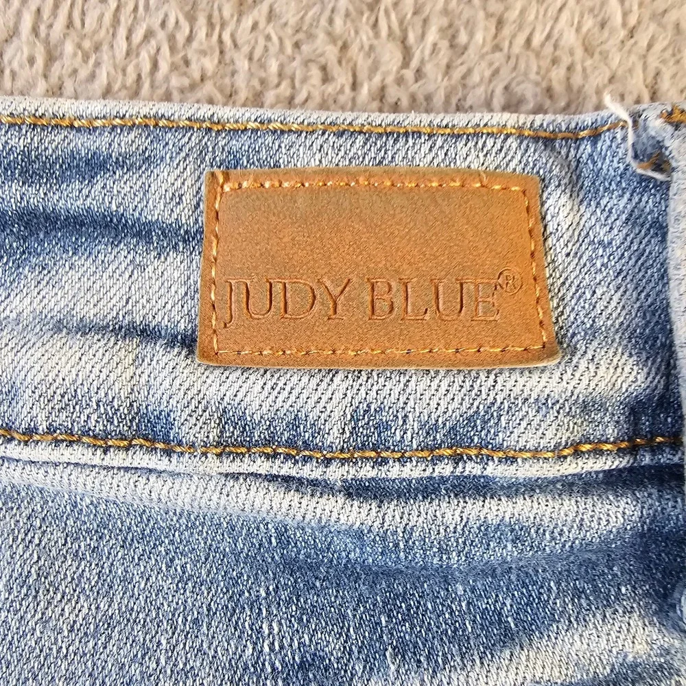 Judy Blue High Rise Bootcut Light Wash Raw Hem Double Button 16W - Picture 8 of 8